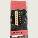 Dva elektrické kytarové snímače typu humbucker v krabičce s polstrováním. Jeden snímač je krémově bílý a druhý černý, oba mají viditelné kovové pólov…