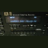 Detailní pohled na ovládací panel sampleru s nápisem ASR-10 Advanced Sampling Recorder. Modrý displej zobrazuje text UNNAMED INST VOLUME-59 a v horní…