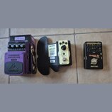 Na fotografii jsou tři kytarové efekty. Vlevo je fialový pedál s nápisy OVERDRIVE DISTORTION, OD300 a značkou behringer, vedle něj je jeho originální…