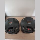 Dvě černé kruhové reproduktorové membrány s nápisem SELENIUM DRIVER D3300Ti PD 8 Ohms. Každý kus má na přední straně červené tlačítko a kovový konekt…