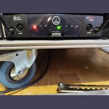 Detailní pohled na přední panel černého zařízení s nápisy SR 40 MULTI FREQUENCY, AKG a FLEXX PRO DIVERSITY. Na panelu jsou dvě černé ovládací knoflík…