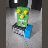Zelený efekt pedál s nápisem Vintage OVERDRIVE a logem Harley Benton. Má tři žluté oválné ovladače s popisky DRIVE, TONE a VOLUME. Na horní straně je…