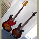 Dvě elektrické basové kytary s tmavě hnědým sunburst povrchem a hnedým hmatníkem. Levý nástroj má červený pickguard s texturou a na hlavě nápis Fende…