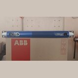 Modrý rackový zesilovač s kovovým šasi a perforovaným předním panelem. Na pravé straně je bílý nápis Powersoft M30D a vypínač. Vlevo se nachází ovlád…