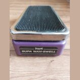 Kytarový efekt pedál s fialovým spodním tělem a chromovaným horním rámem. Na černé štítku je uveden nápis COLORSOUND a pod ním model SUPA WAH-SWELL.…
