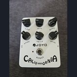 Bílý efekt pedál značky JOYO s nápisem CALIFORNIA SOUND a označením BYPASS. Pedál má šest černých otočných ovladačů s popisy LOW, MID, HIGH, LEVEL, V…