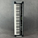 Černý digitální klavír s bílými a černými klávesami. Na pravé straně jsou umístěny ovládací prvky, displej a nápisy „YAMAHA“ a „MOTIF XS8“. V dolní p…