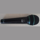 Černý dynamický mikrofon s kovovou síťkou a zeleným kroužkem. Na těle je bílé logo AKG a nápis D 880, který se opakuje i v zeleném poli u spodní část…