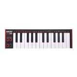 Černý kompaktní MIDI kontrolér s bílými a černými klávesami. Na levé straně je nápis AKAI PROFESSIONAL LPK25 a sekce ARPEGGIATOR s několika červenými…