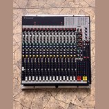 Míchací pult s černým panelem a stříbrným rámem. V levém horním rohu je nápis Soundcraft® a v pravé části logo lexicon. Obsahuje 16 vstupních kanálů…