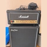 Kytarový zesilovač Marshall DSL20 v černém texturovaném potahu s bílým logem Marshall. Přední panel obsahuje ovládací prvky pro Equalisation, Ultra G…