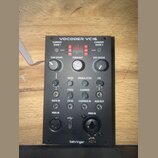 Černý modul s nápisem VOCODER VC16 a logem behringer v dolní části. Zařízení obsahuje několik otočných potenciometrů s popisky CAR SHAPE, FORMANT a E…