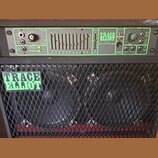 Fotografie zachycuje horní ovládací panel a přední mřížku basového komba. Na zeleném panelu jsou nápisy TRACE ELLIOT, GRAPHIC GP11 PREAMPLIFIER Mk V…