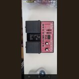 Růžový efekt pedál s nápisy RC-30 DUAL TRACK LOOPER a LoopStation. Zařízení má dvě černé nožní spínače, několik tlačítek a dva otočné ovladače. Na če…