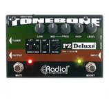 Černý kytarový preamp Radial PZ Deluxe z řady TONEBONE. Zařízení má pět ovládacích knoflíků s popisky LOW, MID, FREQ, HIGH a LEVEL, čtyři přepínače (…