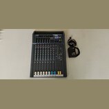 Šedý mixážní pult s nápisem SPIRIT FOLIO by TASCAM a označením F1. Zařízení obsahuje několik vstupních kanálů s posuvníky, knoflíky a kontrolkami. Ve…