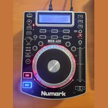 Stříbrný DJ player s černými ovládacími prvky a velkým jog-wheel s červeným podsvícením. Na přístroji jsou nápisy NDX 400, PROFESSIONAL TABLETOP CD /…