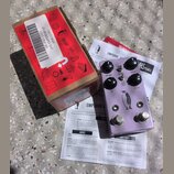 Na fotografii je efekt pedál v fialové barvě s nápisem EMPEROR V2 a logem IHS PEDALS. Na povrchu je vyobrazen tučňák a čtyři ovládací knoflíky s popi…