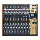 Digitální mixážní pult Model 24 MIXER/INTERFACE/RECORDER značky TASCAM v černé barvě s dřevěnými bočními panely. Zařízení obsahuje 22 vstupních kanál…