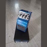 Modrý kompresorový pedál s nápisy Compressor CP-1X a logem BOSS. Na horní části jsou čtyři ovládací knoflíky s popisky SUSTAIN, ATTACK, RATIO a COMP.…