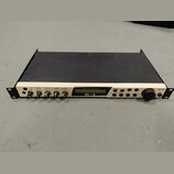 Kremově bílý rackový modul s černým horním krytem. Na předním panelu je nápis „B-3“ a „Virt Voice Tone Wheel Organ“, v pravém horním rohu logo „L MU“…