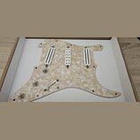 Bíle perleťový pickguard pro elektrickou kytaru s třemi snímači. Na krajních snímačích je nápis „Suhr Classic“. Vybavení zahrnuje přepínač, tři poten…