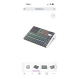 Šedý mixážní pult s bílým plastovým rámem a integrovanými madly po stranách. Na horní části je nápis SUPERFORMER a logo Soundcraft. Zařízení obsahuje…