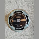Kruhový reproduktor s černou membránou a stříbrným kovovým rámem. Na membráně je nápis BLACK SHADOW, logo MESA ENGINEERING a označení TYPE MC-90. Dol…