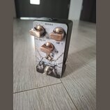 Efektový pedál s černým šasi a stříbrno-šedou přední deskou. Na desce je nápis TONE SLAVE a logo VB Pedals, doplněné motivem postavy v řetězech. Pedá…