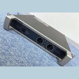 Stříbrný rackový výkonový zesilovač s tmavě modrým předním panelem. Na horní liště je nápis YAMAHA a vpravo dole označení POWER AMPLIFIER P2500S. Pří…