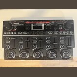 Černá loop station značky BOSS, model RC-505mkII LOOP STATION. Zařízení obsahuje pět ovládacích sekcí s posuvníky, tlačítky a velkými otočnými ovlada…