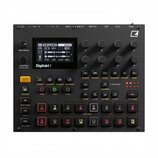 Černý digitální sampler Elektron Digitakt II s integrovaným displejem. Zařízení obsahuje zahlreiche ovládací knofíky, tlačítka s bílými a červenými p…