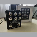Černý kytarový procesor s nápisem DUAL WRECK a značkou tc electronic AMPWORX. Zařízení má šest otočných ovladačů s popisky GAIN, TIGHT, LEVEL, BASS,…