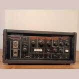 Černý efektový procesor Roland CHORUS ECHO RE-501 v robustním pouzdře. Přední panel obsahuje různé ovládací knofíky, přepínače a vstupní/výstupní kon…