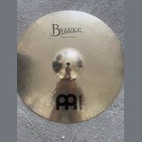 Zlatavý cymbál typu crash s viditelným rýhováním povrchu. Na horní části je nápis Byzance a pod ním text 19" Medium Thin Crash. Ve spodní části je um…