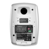 Zadní strana bílého studiového monitoru. Na černém panelu je nápis GENELEC a tabulka SUGGESTED TONE CONTROL SETTINGS s popisem FREE STANDING IN A ROO…