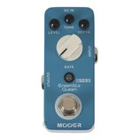Modře barevný efekt pedál s bílým knoflíkem a třemi černými potenciometry. Na zařízení jsou nápisy LEVEL, TONE, DEPTH, RATE, DC IN, INPUT a OUTPUT. U…