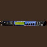 Černý rackový digitální procesor s modrým pruhem na předním panelu. Na zařízení jsou nápisy YAMAHA, DIGITAL REVERBERATOR REV500 a ovládací prvky jako…