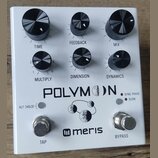 Bílý efekt pedál s nápisy POLYMOON a meris. Na horním panelu se nachází šest černých otočných ovladačů s popisky TIME, FEEDBACK, MIX, MULTIPLY, DIMEN…