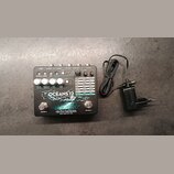 Stříbrný efekt pedál s nápisy OCEANS 12, DUAL STEREO REVERB a značkou electro-harmonix NEW YORK CITY, USA. Horní panel obsahuje pět bílých otočných o…