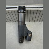 Černý dynamický mikrofon v plastovém držáku. Na horním kroužku je vidět nápis SHURE a symboly pro přepínání polarity a filtru. Povrch mikrofonu i drž…