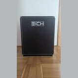 Černý basový kombozesilovač s texturovaným povrchem a stříbrným lemováním hran. Na přední mřížce je umístěno bílé logo s nápisem EICH. Povrch přístro…