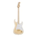 Elektrická kytara s bílo-krémovým průsvitným povrchem těla a světlým javorovým hmatníkem. Na hlavě je vidět logo Fender a nápis STRATOCASTER. Kytara…
