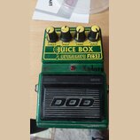 Zelený efekt pedál s nápisy JUICE BOX a OVERDRIVE FX51. Na horní části jsou čtyři žluté ovládací knoflíky s popisky SWEET, PULP, TANG a JUICE. Spodní…
