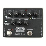 Černý efekt pedál s nápisy MXR, BASSINNOVATIONS a bass d.i.+. Horní řada obsahuje pět ovládacích knoflíků s popisky CLEAN VOLUME, VOLUME, DISTORTION…