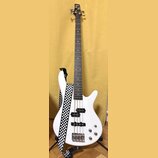 Bílá elektrická basová kytara s tmavým hmatníkem a čtyřmi strunami. Na hlavě nástroje je nápis "Epiphone". Kytara má připevněný popruh s černobílým š…