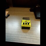 Žlutý efekt pedál s černými ovládacími knoflíky a černým spodním panelem. Na horní části je nápis PX58 a logo s nápisem MALIA. Povrch pedálu vykazuje…