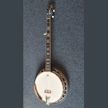Kruhové banjo s bílou membránou a chromovaným kroužkem. Na hmatníku jsou vyznačeny ornamenty ve tvaru květin a na hlavě je nápis „Hardy Banjo“. Nástr…