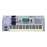 Světle šedý digitální klavír s klávesnicí. Na horním panelu je nápis YAMAHA a zrcadlově otočený text MOTIF ES6, dále je zde logo YAMAHA a modelové oz…