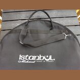 Černý textilní obal na cimbál s rukojetí a ramenním popruhem s kovovým háčkem. Na povrchu je bílý nápis istanbul Mehmet MADE IN TURKEY. Povrch textil…